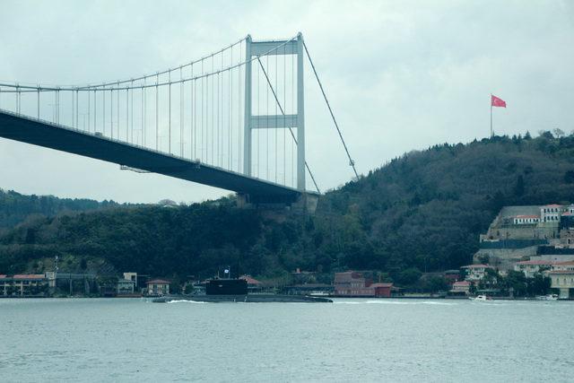 Rus denizaltısı İstanbul Boğazı'ndan geçti