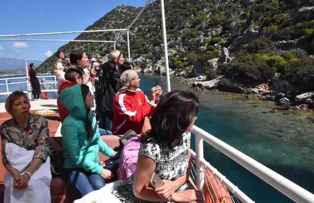 Rus turistler Kekova'ya yazı erken getirdi