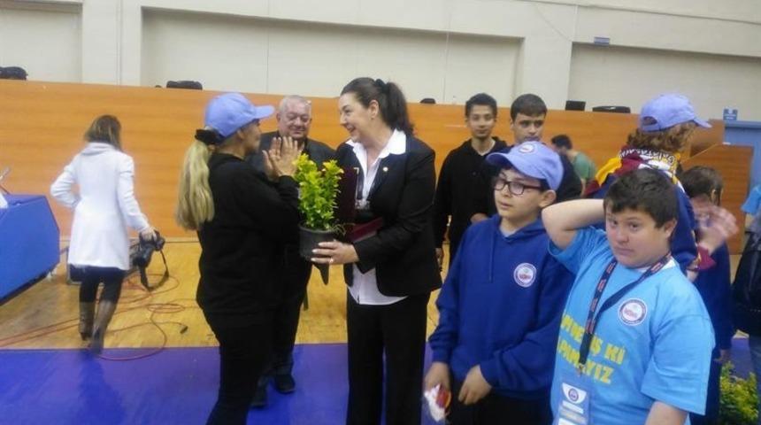 &Ouml;zel gereksinimli &ccedil;ocuklardan Galatasaray Basketbol Takımına fide hediyesi