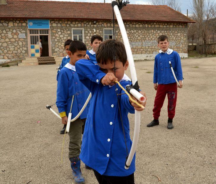 Yayları 'su borusu', okları 'ağaç dalı'  G3