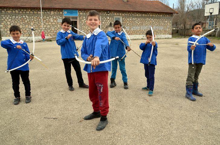 Yayları 'su borusu', okları 'ağaç dalı'  G4