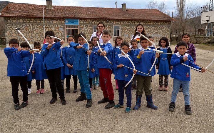 Yayları 'su borusu', okları 'ağaç dalı'  G5