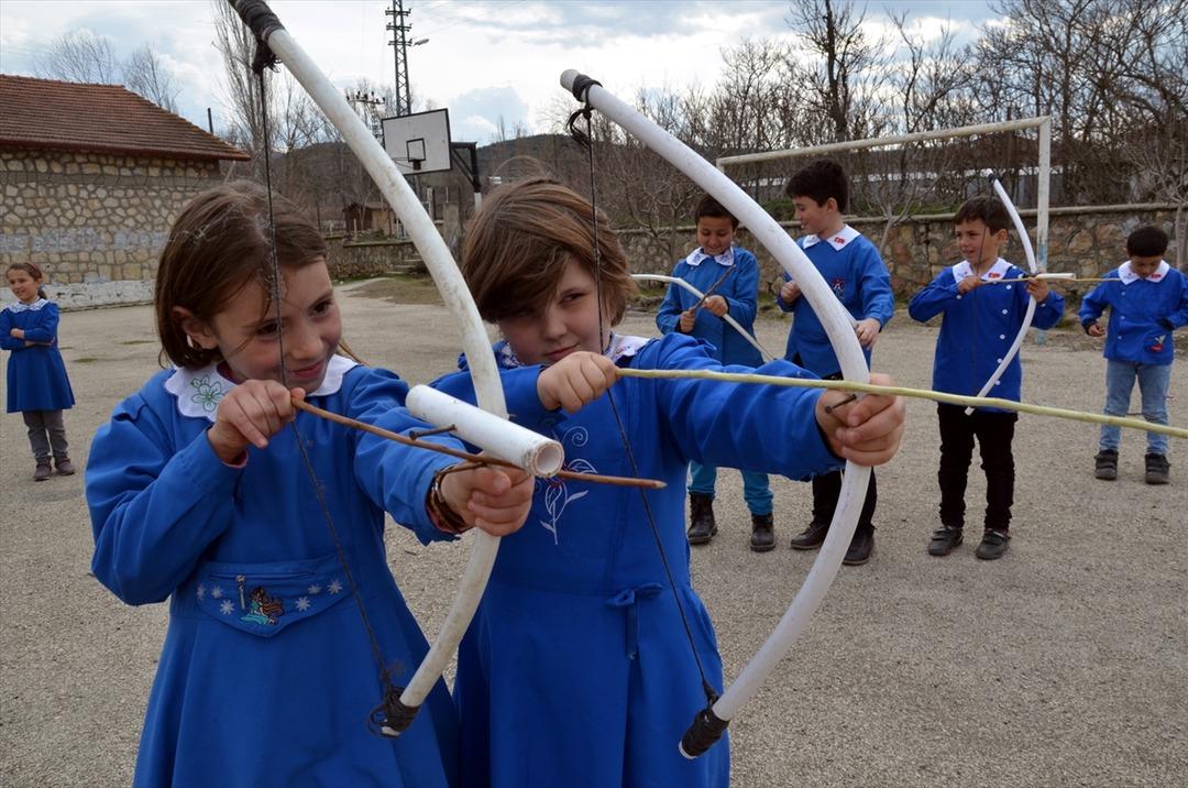 Yayları 'su borusu', okları 'ağa&ccedil; dalı' 
