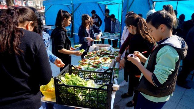 Okul ihtiyaçlarını karşılamak için kermes kurdular