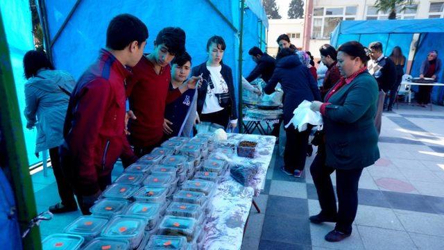 Okul ihtiyaçlarını karşılamak için kermes kurdular