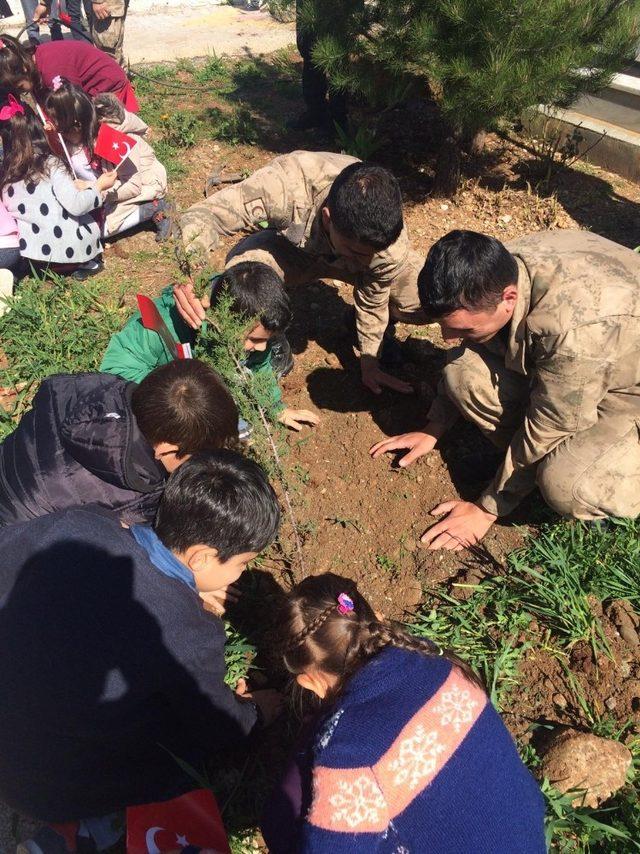 Kahtalı Minikler şehit ağabeylerini unutmadı