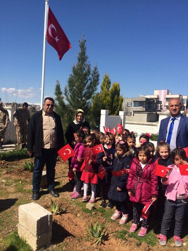 Kahtalı Minikler şehit ağabeylerini unutmadı