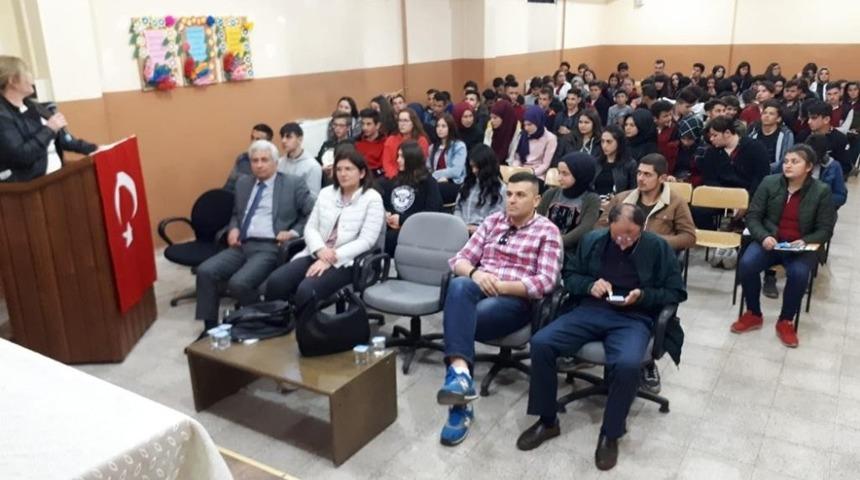 D&uuml;zce &Uuml;niversitesi yetkilileri liseli &ouml;ğrencileriyle buluştu