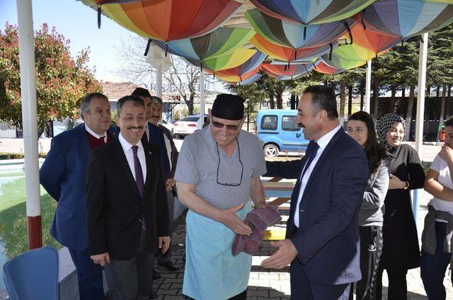 Çömlek ustası gençlerle bir araya geldi