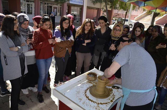 Çömlek ustası gençlerle bir araya geldi