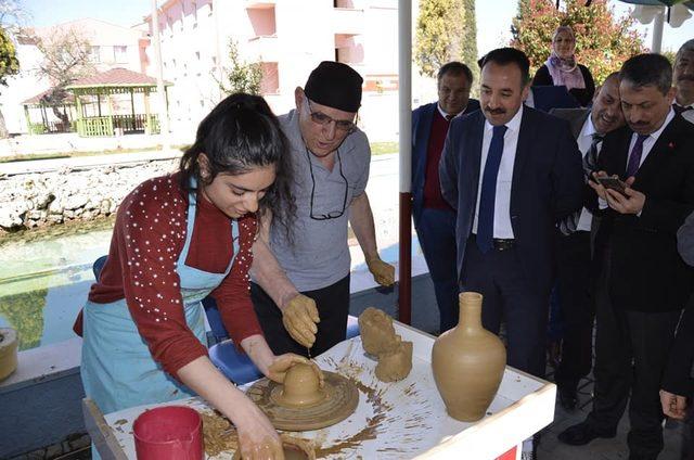 Çömlek ustası gençlerle bir araya geldi