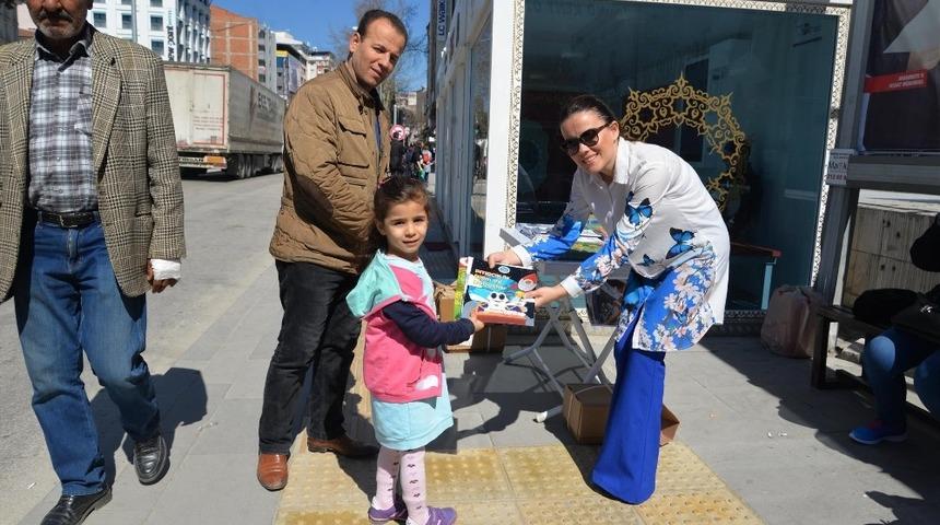 Bilecik Belediyesi &ccedil;ocuklara dergi dağıttı
