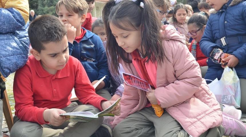 Meydanda kitap okudular