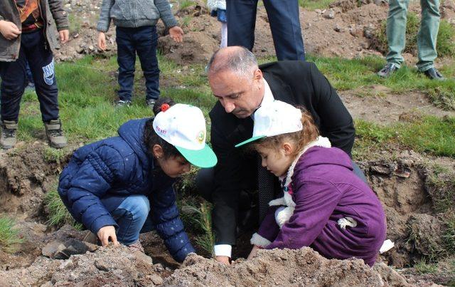 Elazığ’da öğrencilerle fidan dikme etkinliği