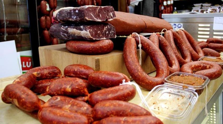 30 yıllık kasap uyardı! Eğer sucukları &ccedil;apraz doğrarsanız...