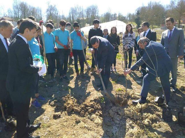 Öğrencileri fidanları toprakla buluşturdu