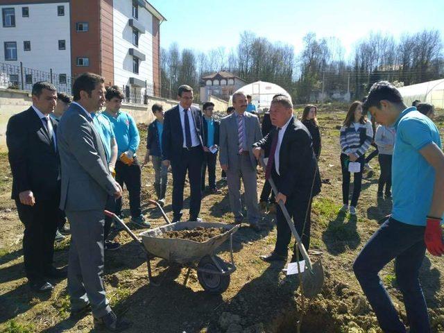 Öğrencileri fidanları toprakla buluşturdu