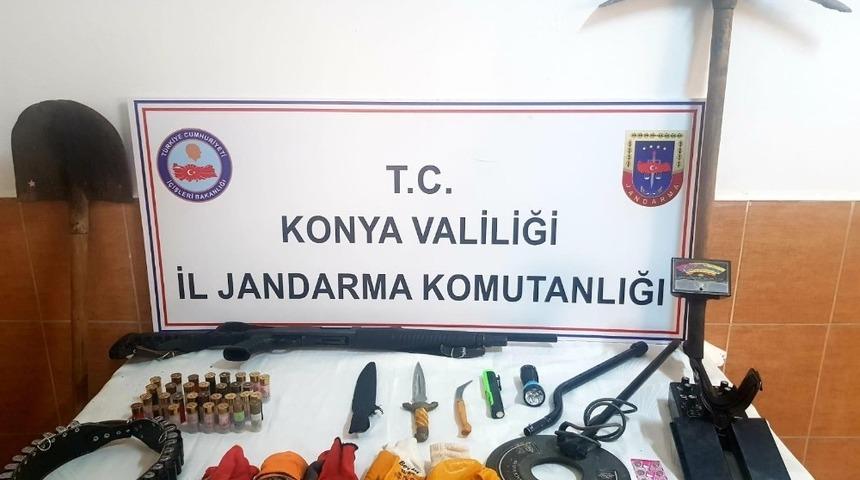 Zengibar Kalesinde ka&ccedil;ak kazı yaparken yakalandılar