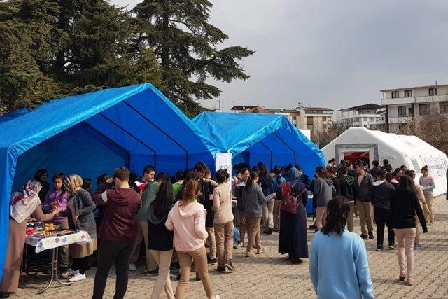 Savaş mağduru çocuklar için kermes