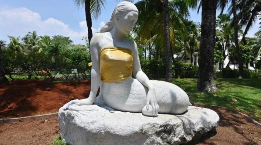 Denizkızı heykellerine bluz giydirildi