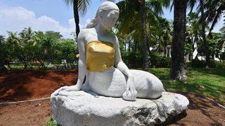 Denizkızı heykellerine bluz giydirildi