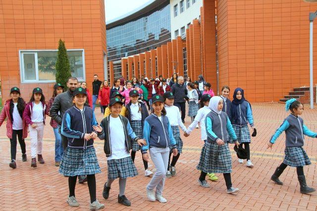 Türk ve Suriyeli ortaokul öğrencilerine üniversite tanıtıldı