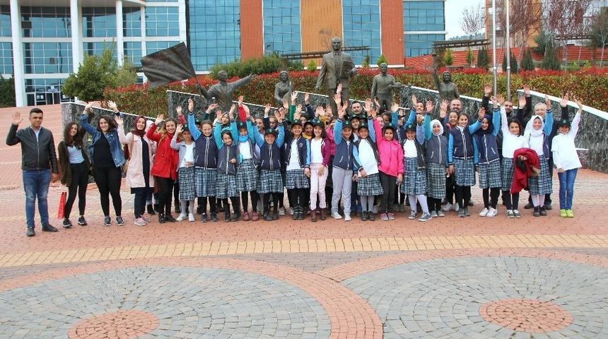 T&uuml;rk ve Suriyeli ortaokul &ouml;ğrencilerine &uuml;niversite tanıtıldı