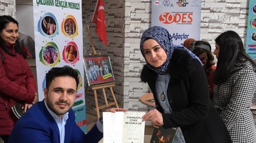 &Ccedil;aldıranlı yazar, memleketinde s&ouml;yleşiye katıldı