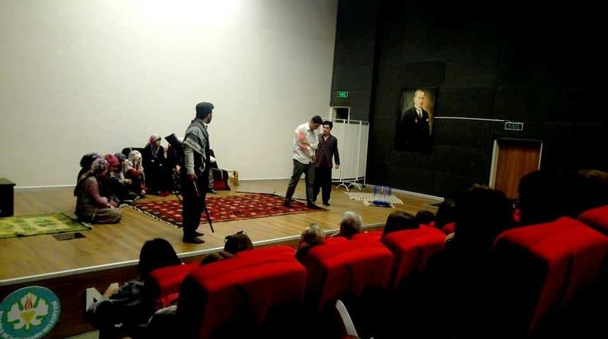 &Ouml;ğrencilerin tiyatro g&ouml;sterisi beğeni topladı