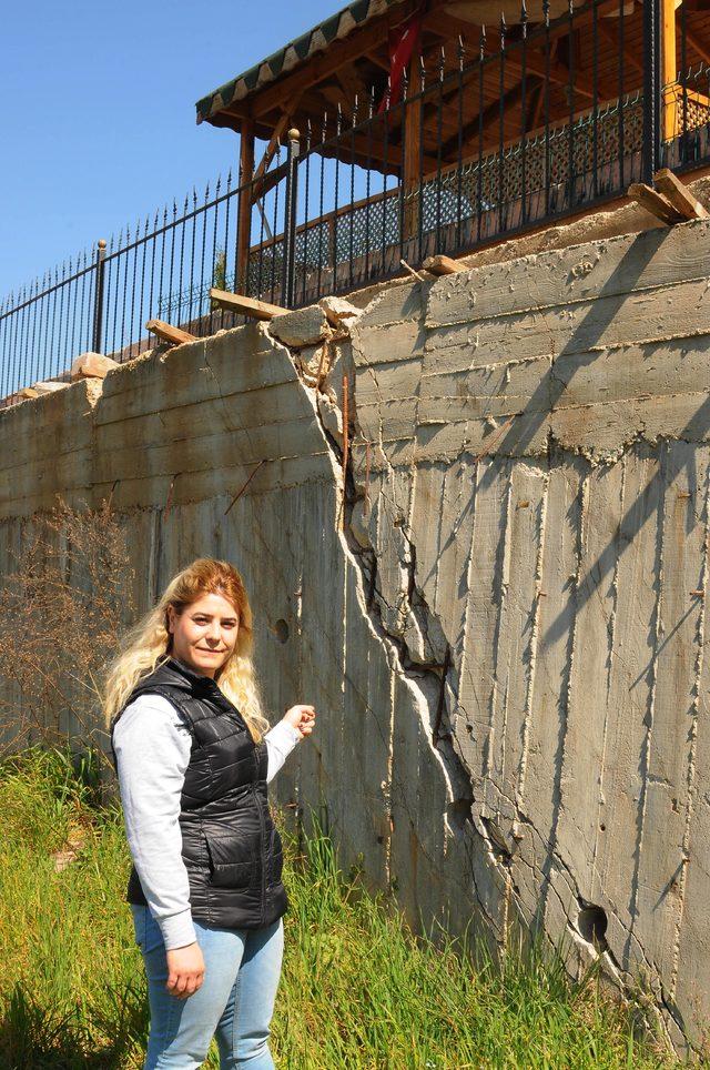 Yarıklar nedeniyle evlerinde ölüm korkusuyla yaşıyorlar