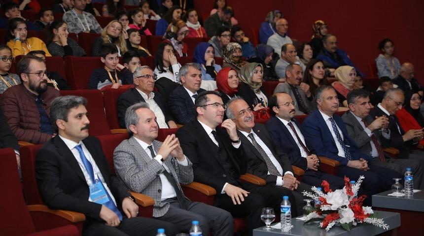 Rekt&ouml;r &Ccedil;omaklı: &ldquo;D&uuml;ş&uuml;ncelerdeki kıvılcımlar meşaleye d&ouml;n&uuml;şecek&rdquo;