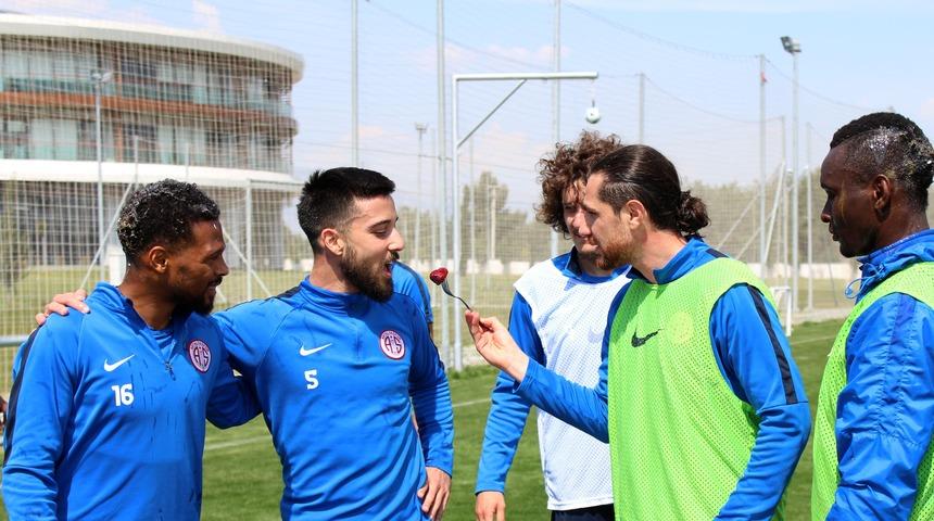 Antalyaspor&rsquo;da antrenman bitiminde &ccedil;ifte doğum g&uuml;n&uuml; kutlaması