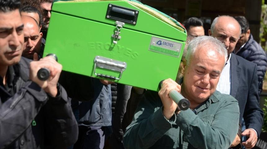&Uuml;nl&uuml; televizyon yapımcısı Ahmet Cemal&rsquo;in annesi hayatını kaybetti
