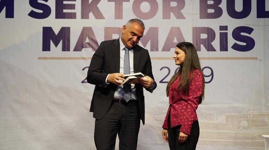 En gen&ccedil; roman yazarı Rana Demiriz Bakan Ersoy&rsquo;a kitaplarını hediye etti