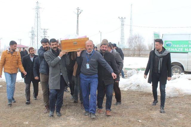Donarak ölen göçmenin cenazesine ilçe halkı sahip çıktı