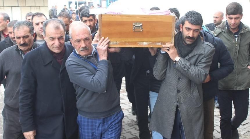 Donarak ölen göçmenin cenazesine ilçe halkı sahip çıktı