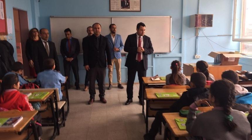 Kütüphaneler haftası kapsamında öğrencilere kitap hediye edildi