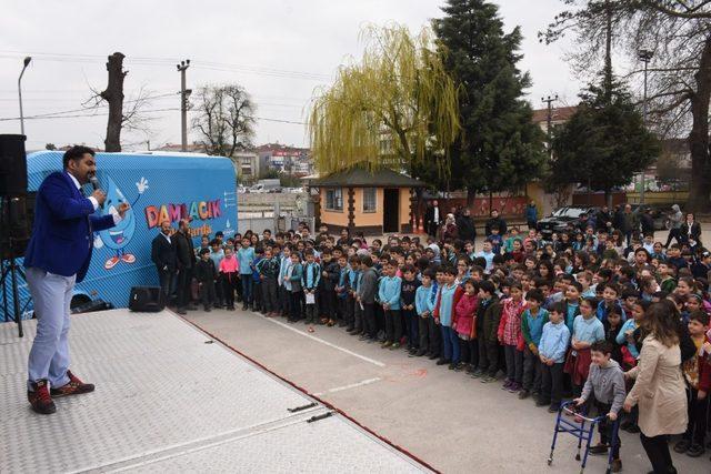 Tiyatrolar gününde ilkokulda anlamlı etkinlik