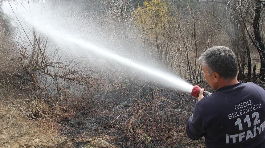 Gediz&rsquo;deki orman yangını b&uuml;y&uuml;meden s&ouml;nd&uuml;r&uuml;ld&uuml;