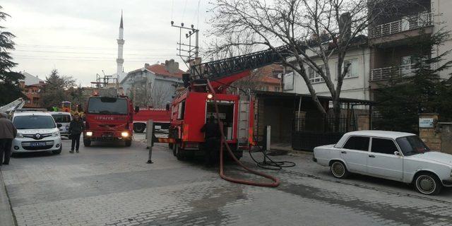 Gözleme yaparken çatı katı yandı