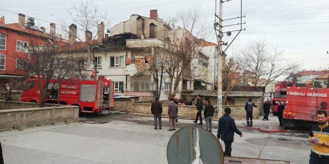 Gözleme yaparken çatı katı yandı