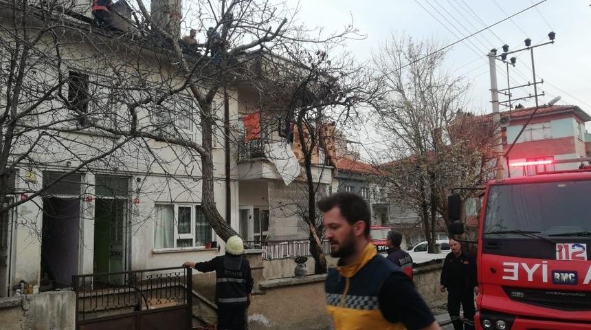 G&ouml;zleme yaparken &ccedil;atı katı yandı