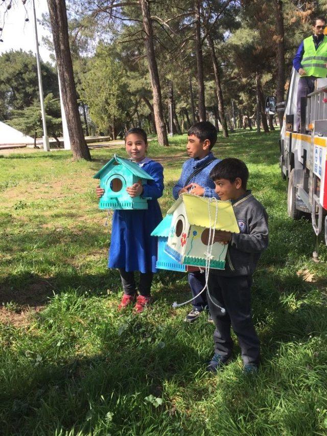 Trakya Üniversitesinin Karaağaç Yerleşkesi’ne kuş evleri yerleştirildi