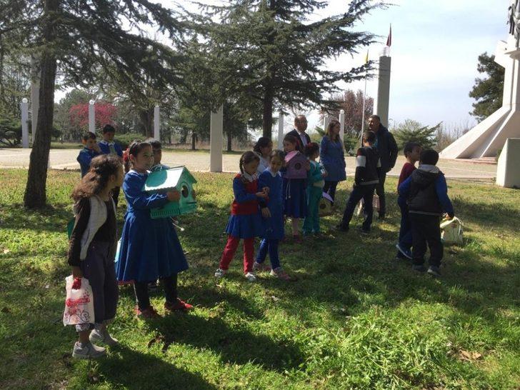 Trakya Üniversitesinin Karaağaç Yerleşkesi’ne kuş evleri yerleştirildi