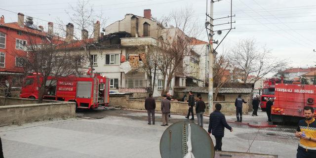 Gözleme yaparken evin çatısını yaktı