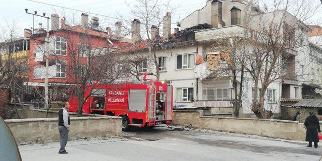 Gözleme yaparken evin çatısını yaktı