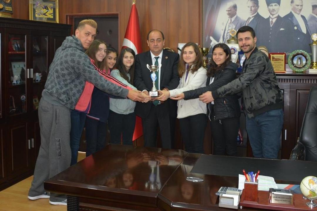 Kazandıkları kupayı Başkan Demirtaş&rsquo;a hediye ettiler