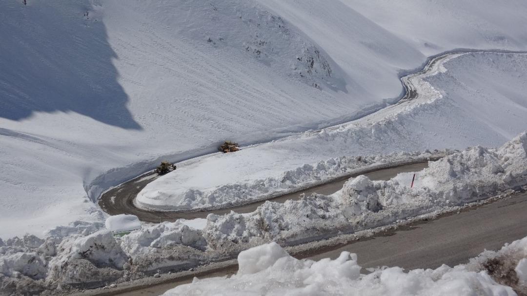 Bah&ccedil;esaray yolunda karla m&uuml;cadele