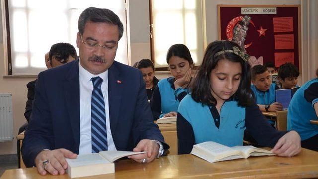 Öğrenciler ve veliler birlikte kitap okudu