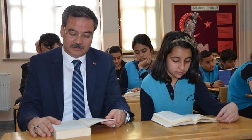 Öğrenciler ve veliler birlikte kitap okudu